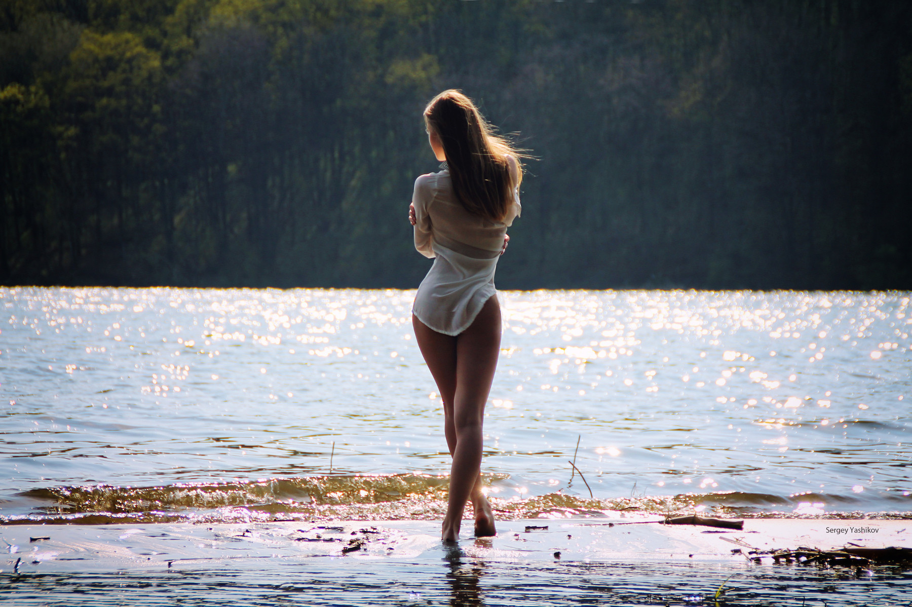 1800x1198, 634 Kb / река, стоит, спиной