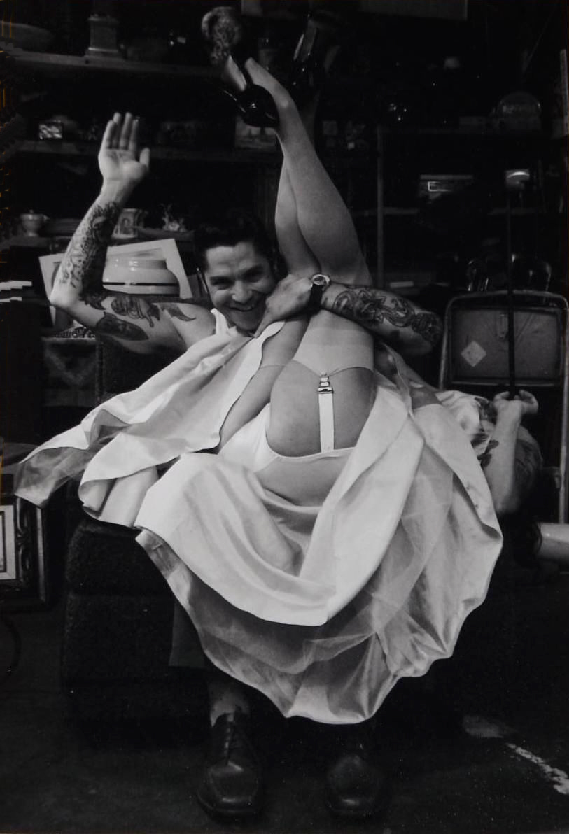 813x1192, 139 Kb / часы, тату, смех, чулки, платье, каблуки, ретро, ч/б, порка