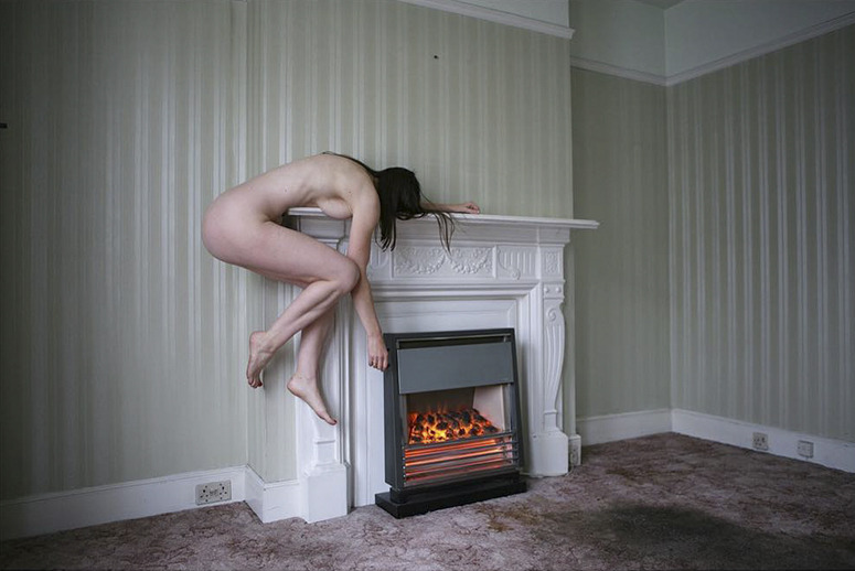 775x518, 92 Kb / камин, голая, брюнетка