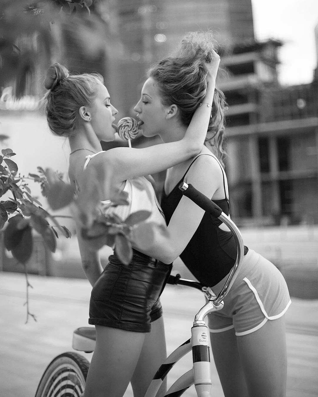 1080x1350, 124 Kb / женщины, лижут, леденец, велосипед, шорты, ч/б