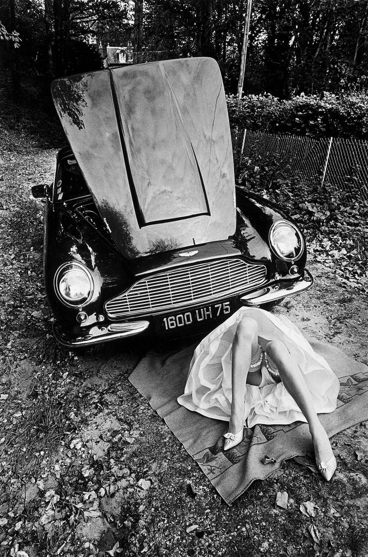 750x1133, 428 Kb / ч/б, машина, ремонт, девушка, платье, чулки, Jeanloup Sieff