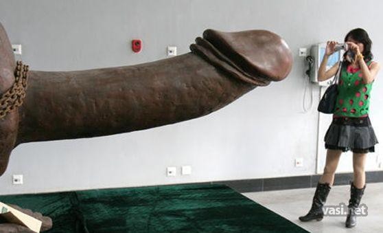 558x339, 29 Kb / памятник, член, женщина, фотографирует