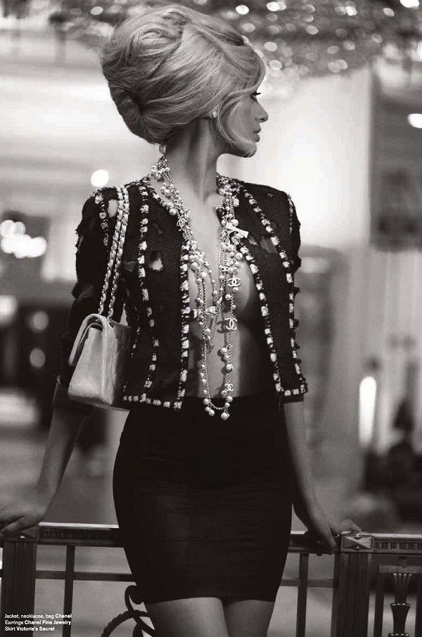 600x905, 75 Kb / блондинка, жакет, сумочка, бусы, украшения, шанель, ч/б