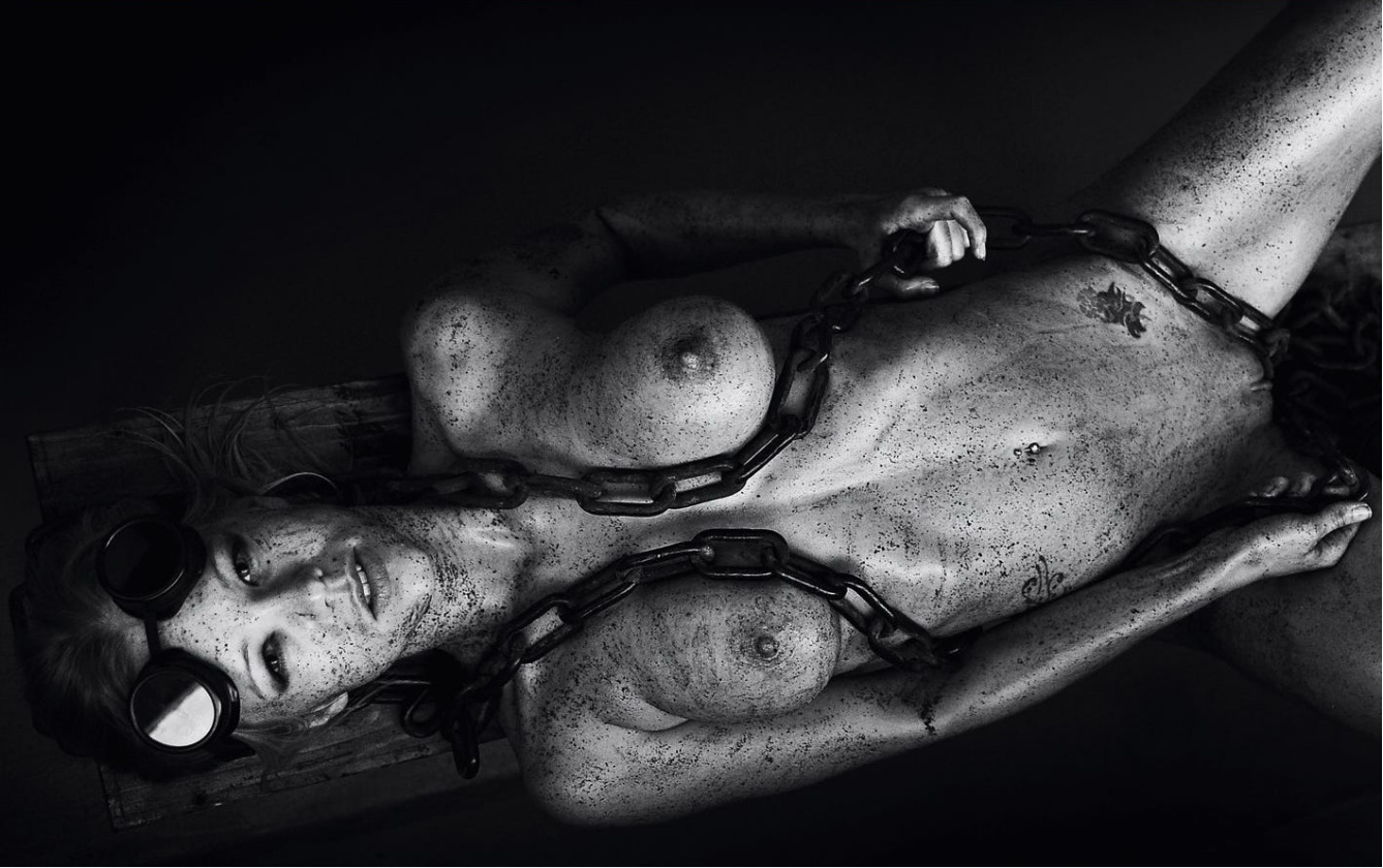 1338x840, 280 Kb / цепь, очки, ч/б