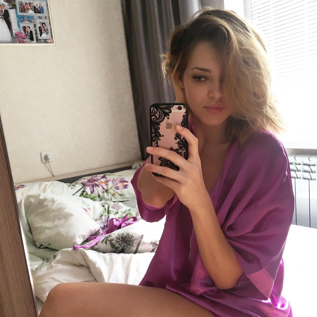 1080x1080, 98 Kb / Селфи, телефон, постель, жалюзи