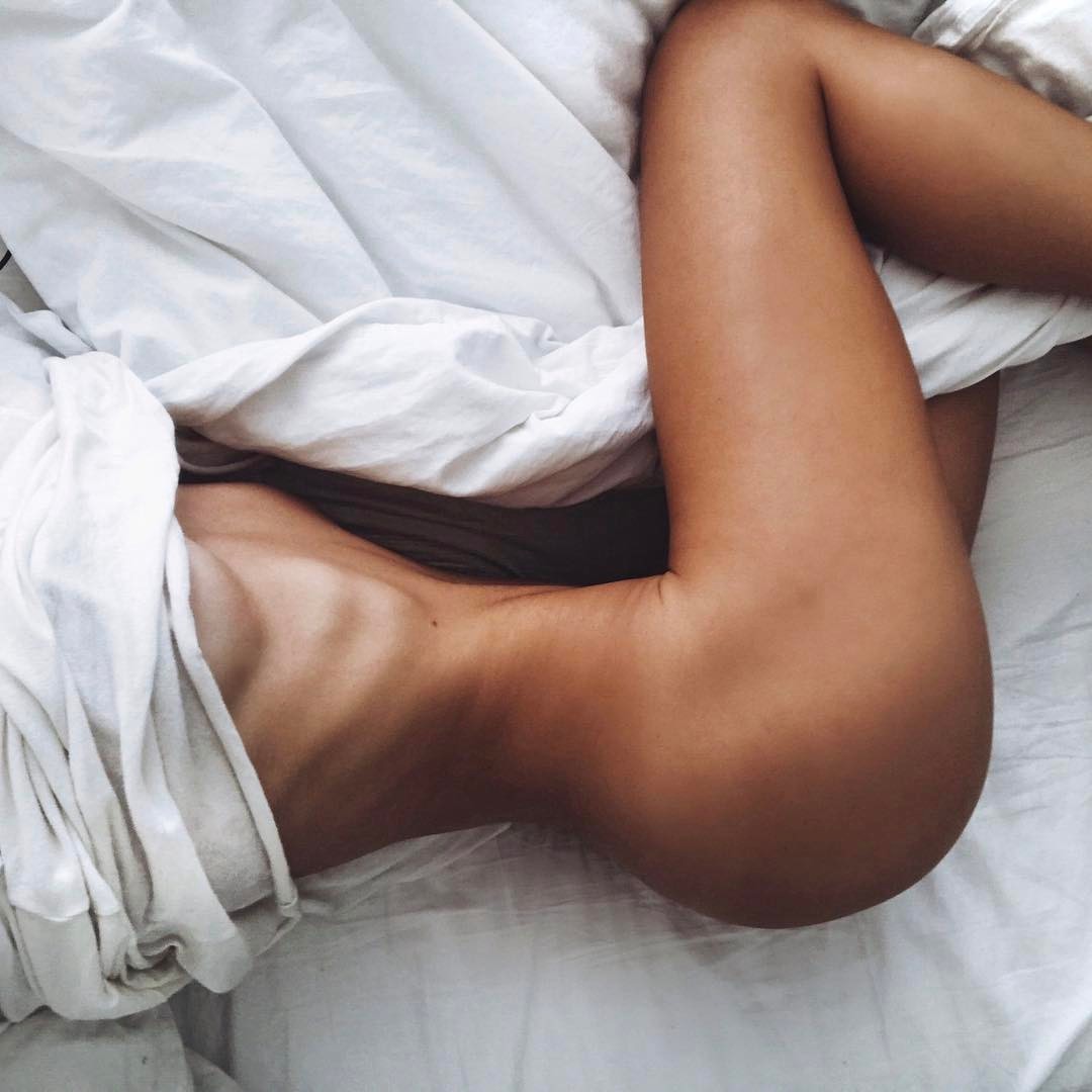 1080x1080, 120 Kb / постель, изгиб, белое