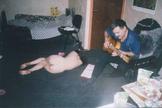 660x440, 47 Kb / гитара, голая, бардак, круг, кресло, стул, дверь, пятки