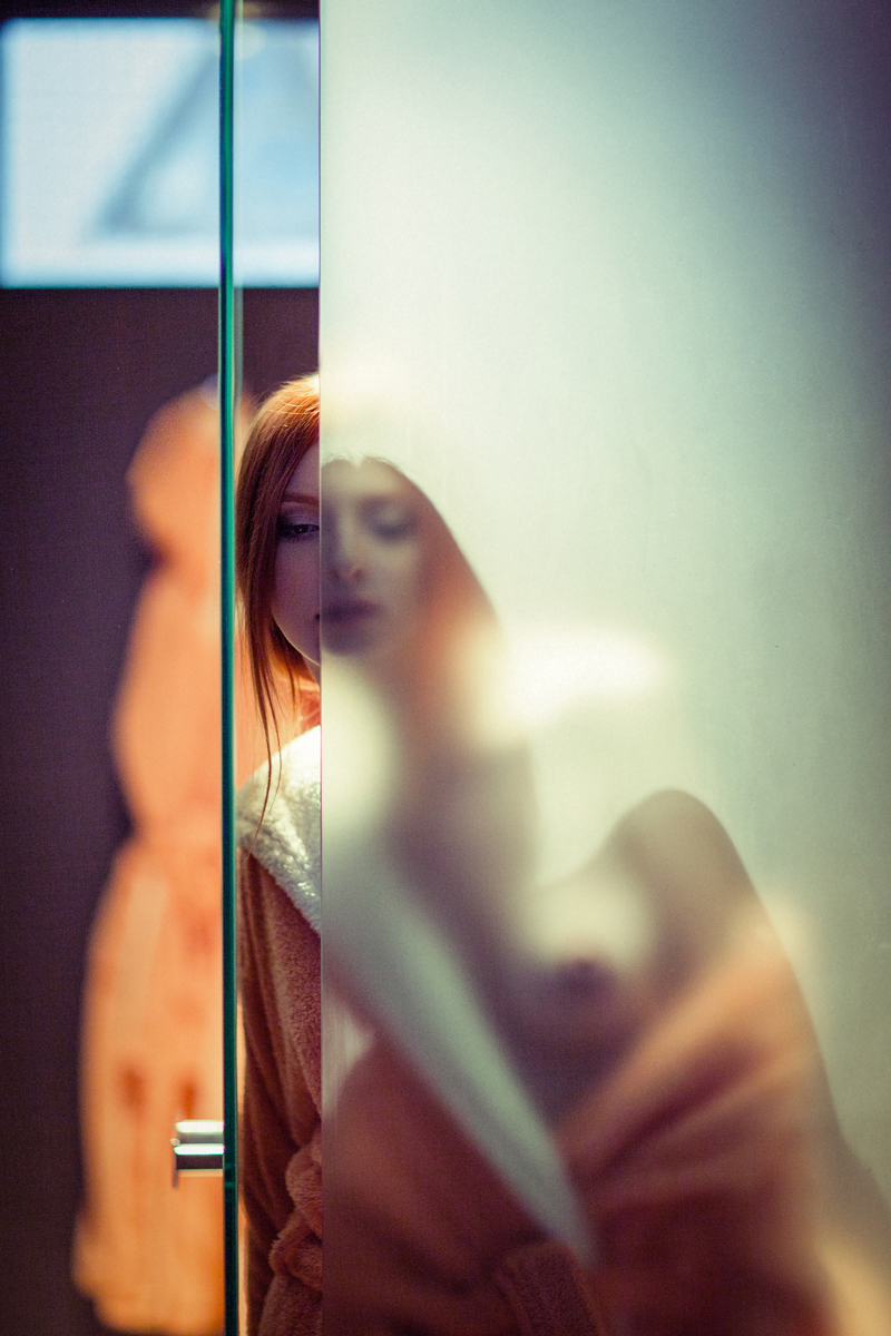 800x1200, 580 Kb / Рыжая, стекло, халат, свет