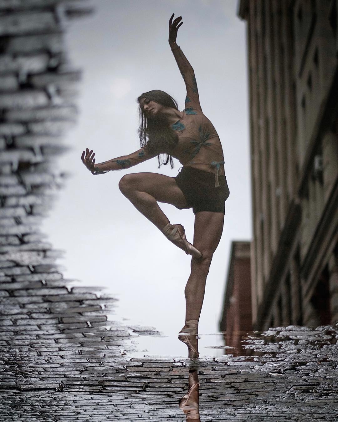 1080x1349, 160 Kb / брусчатка, лужа, отражение, дом, балерина, пуанты