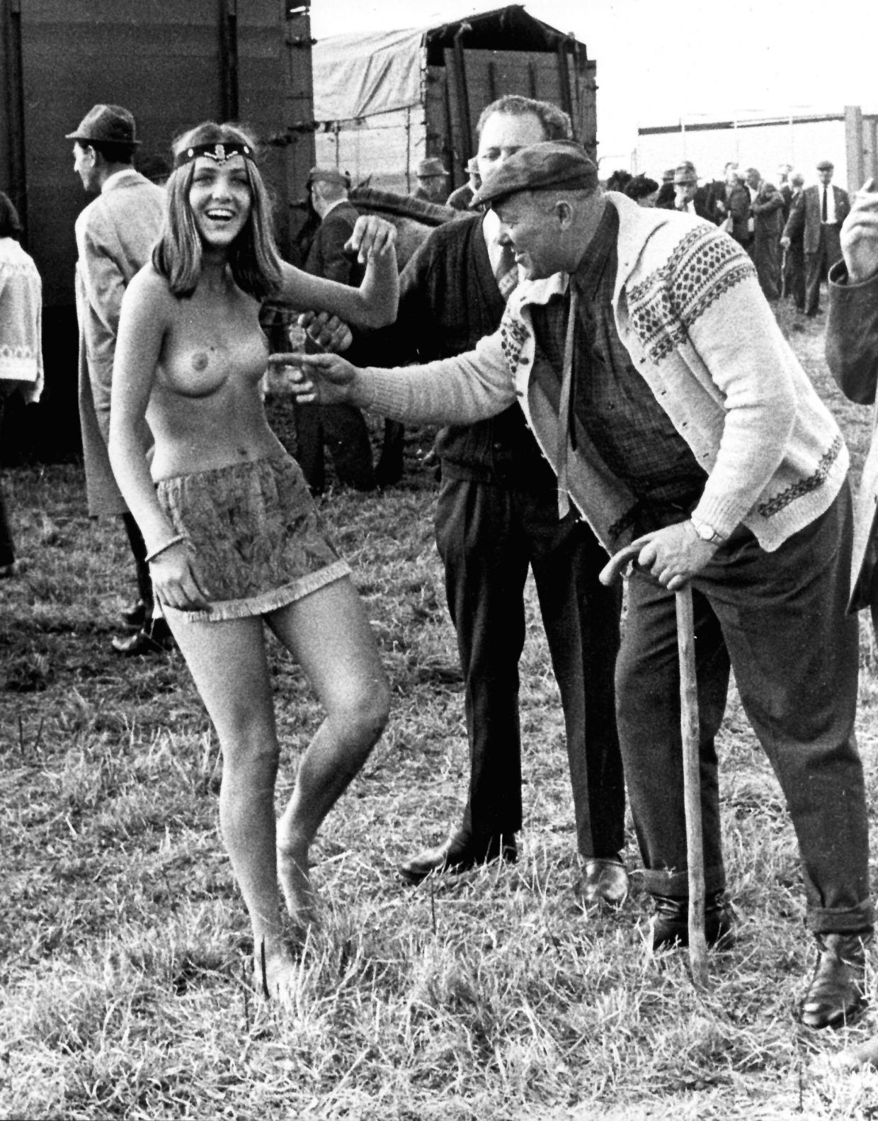 1240x1582, 543 Kb / хиппи, ч/б, сиська