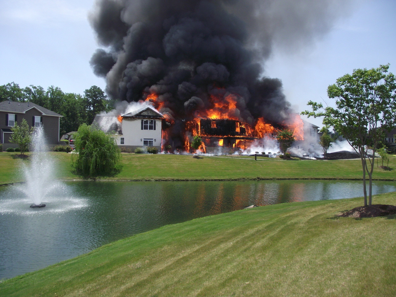 1280x960, 391 Kb / пожар, фонтан