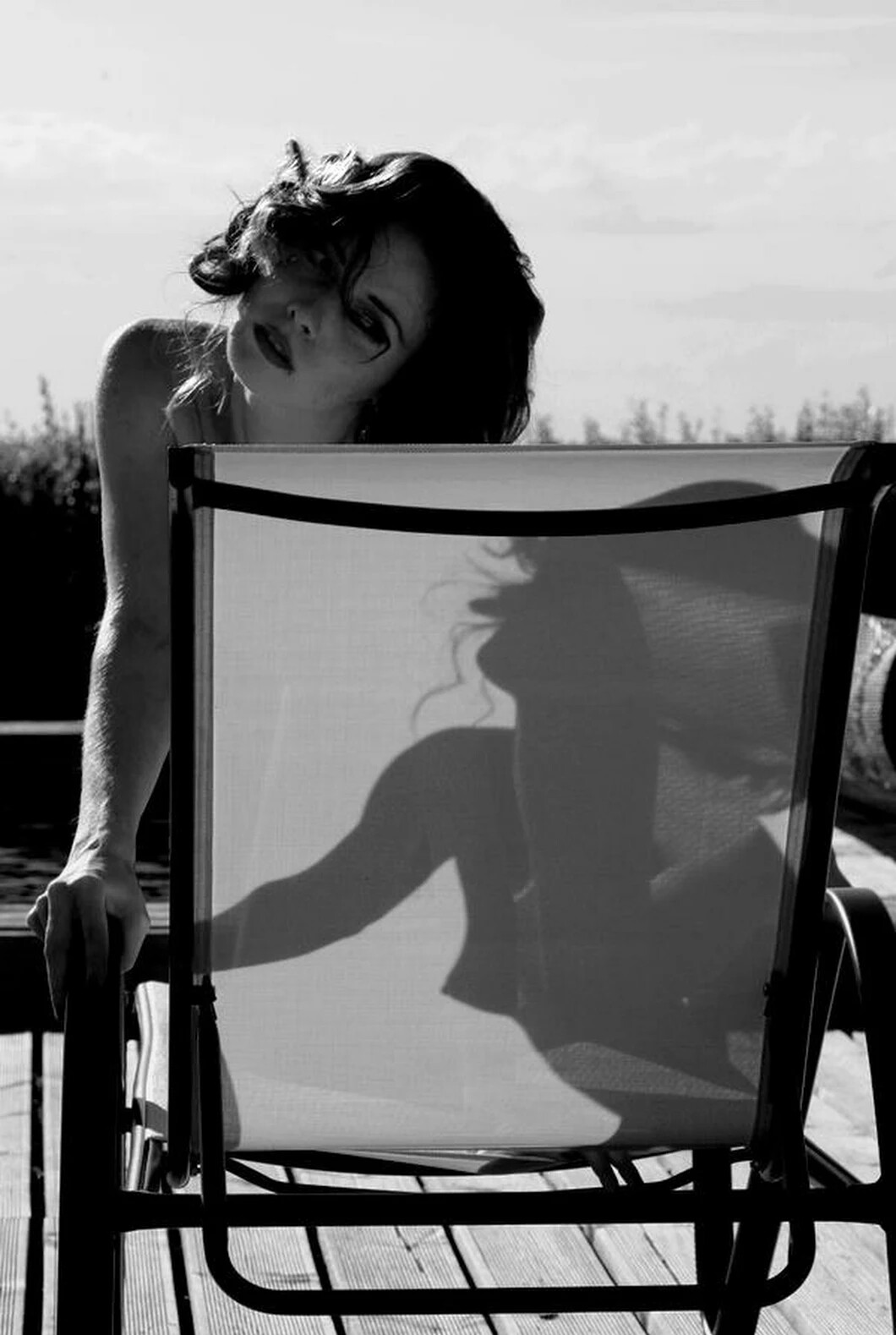 1060x1579, 179 Kb / Ч/б, лежак, тень, брюнетка