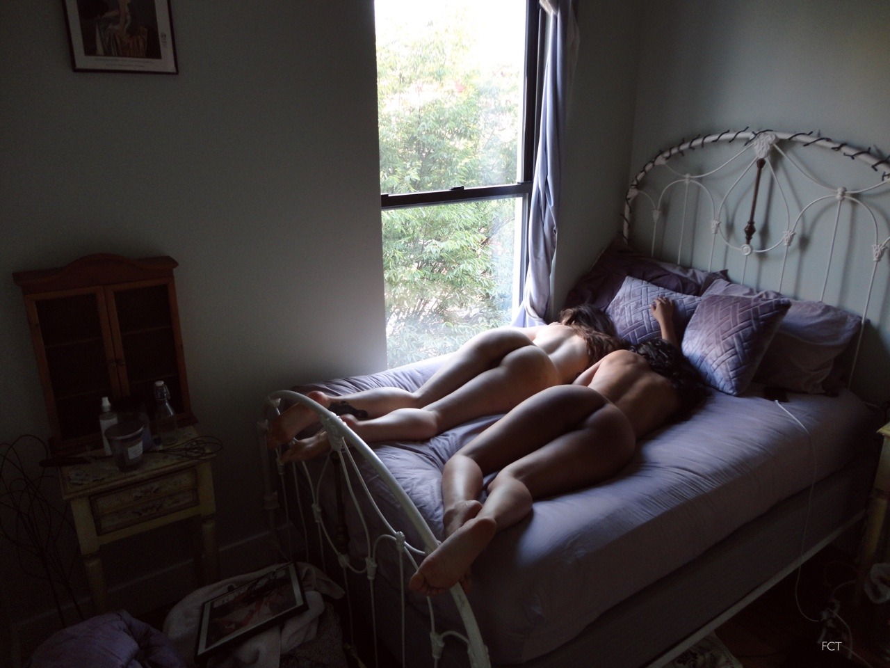 1280x960, 248 Kb / девушки, кровать, попы, подушки, окно