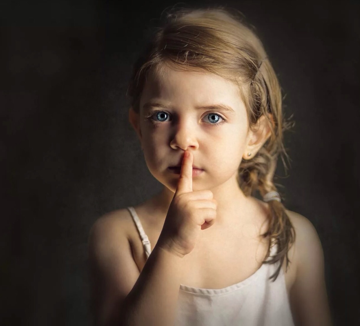 1219x1102, 127 Kb / девочка, палец, косичка, невидимка