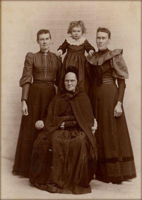 498x700, 40 Kb / женщины, ребенок, бабка, ухмылка, ч/б