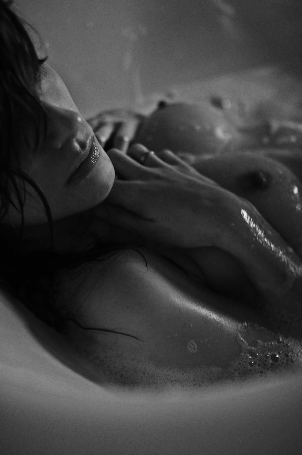 600x903, 60 Kb / ч/б, ванна, руки, томление, misssouls