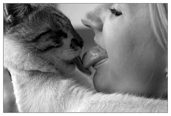 700x475, 71 Kb / котэ, девушка, языки, ч/б