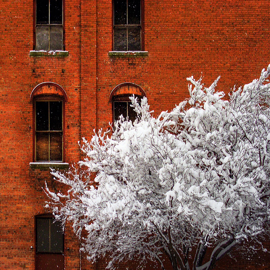 1024x1024, 628 Kb / снег, кирпич, контраст