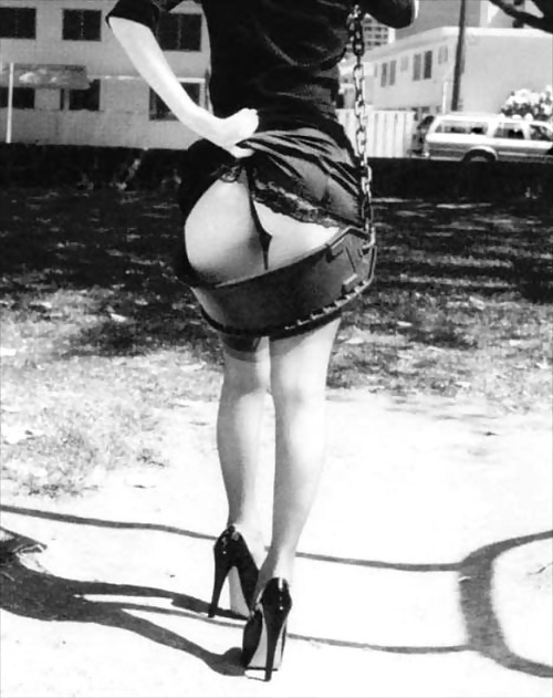 500x631, 79 Kb / качели, ч/б, попа, каблуки