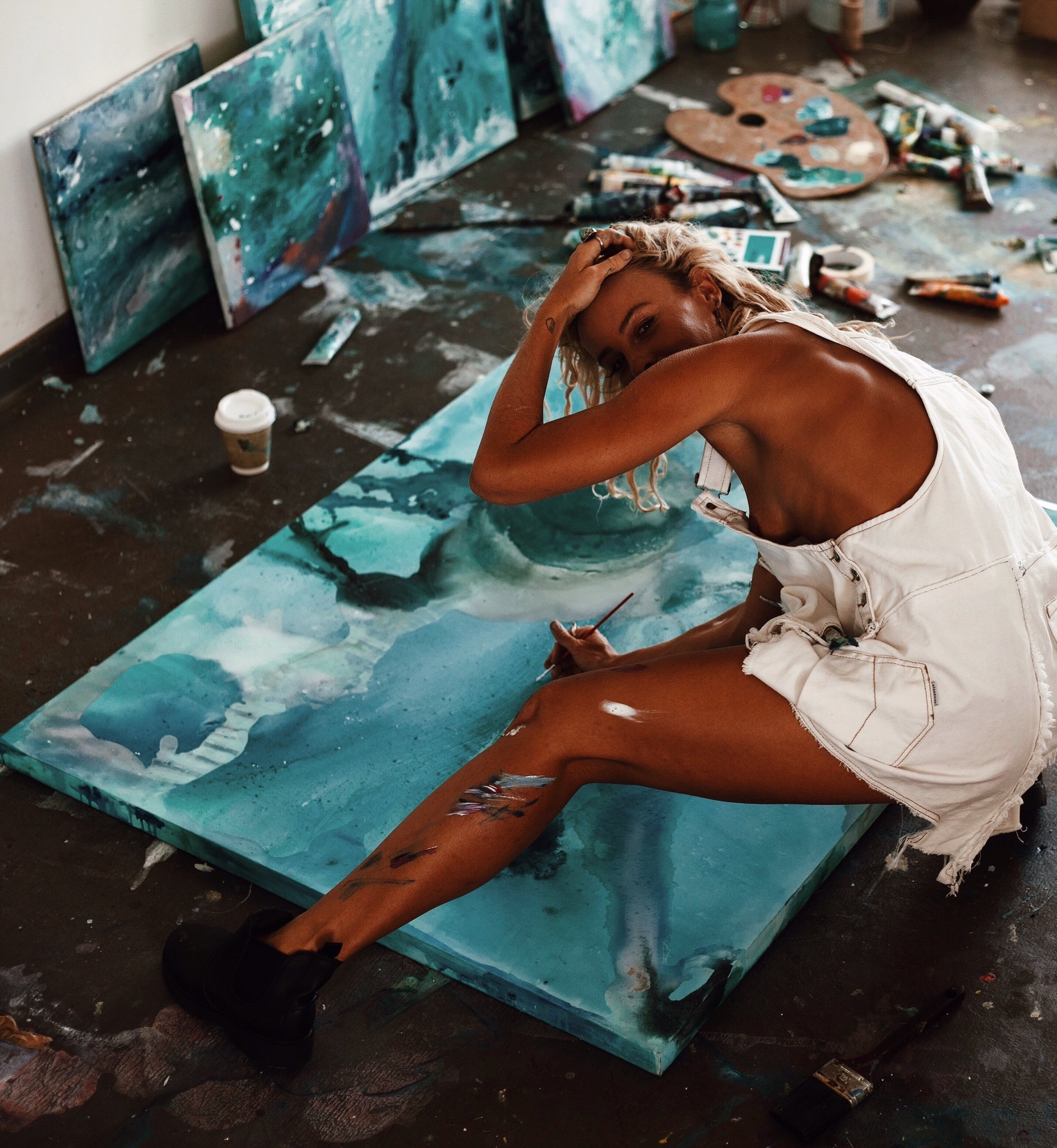 1886x2048, 621 Kb / художница, краска, комбинезон, стаканчик