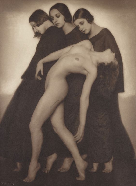 563x765, 42 Kb / женщины, в черном, голая, ч/б