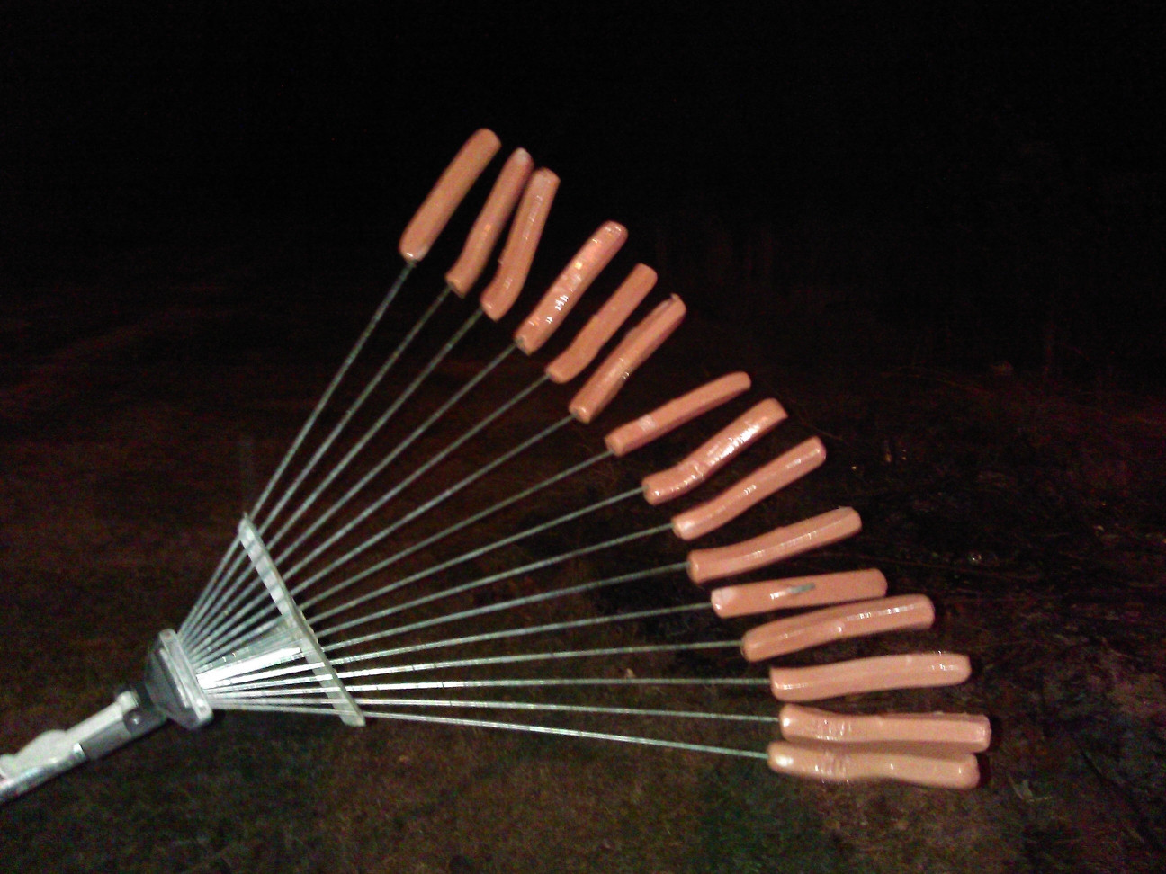 1296x972, 317 Kb / грабли, сосиски