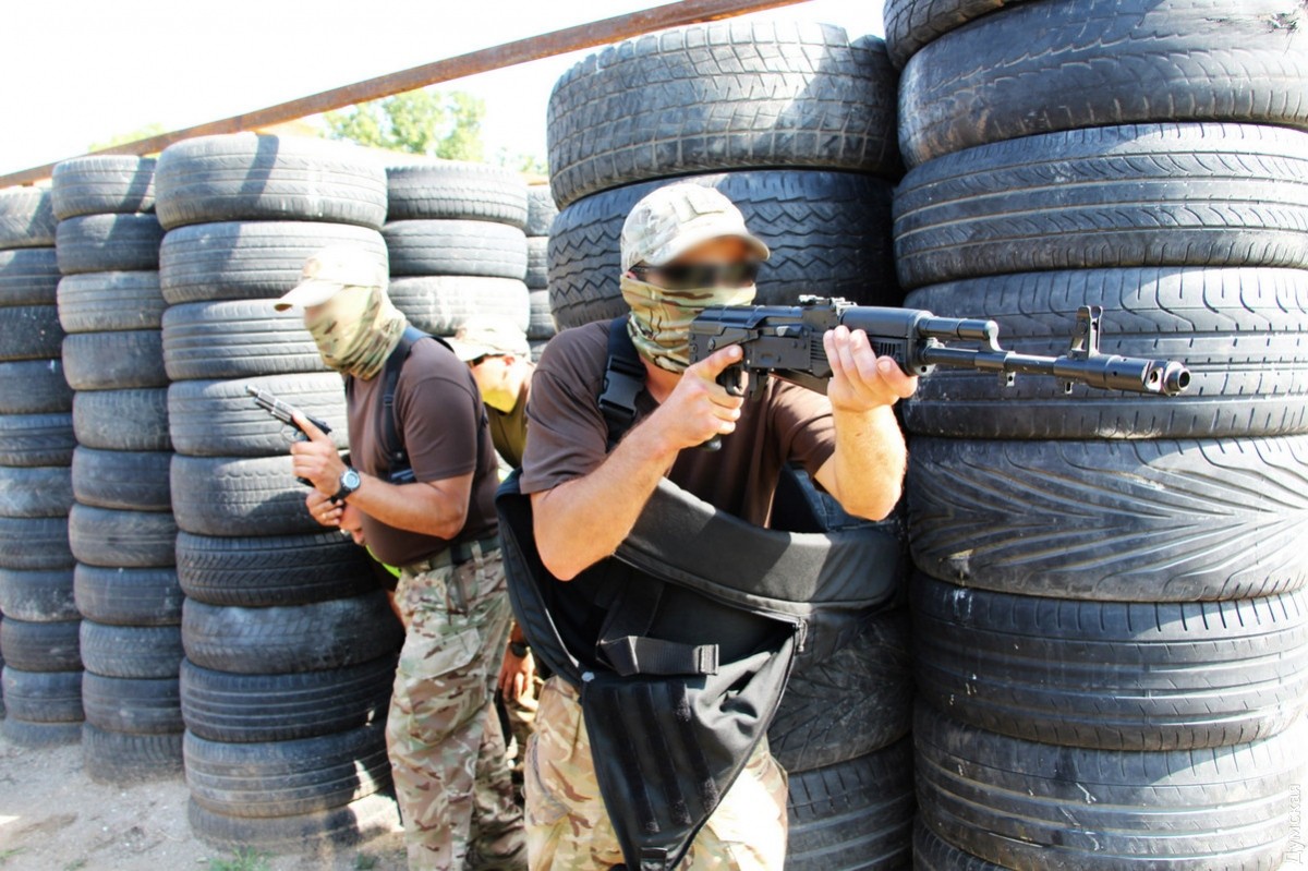 1200x799, 259 Kb / Автомат, очки, колеса, Калашников, телохранитель