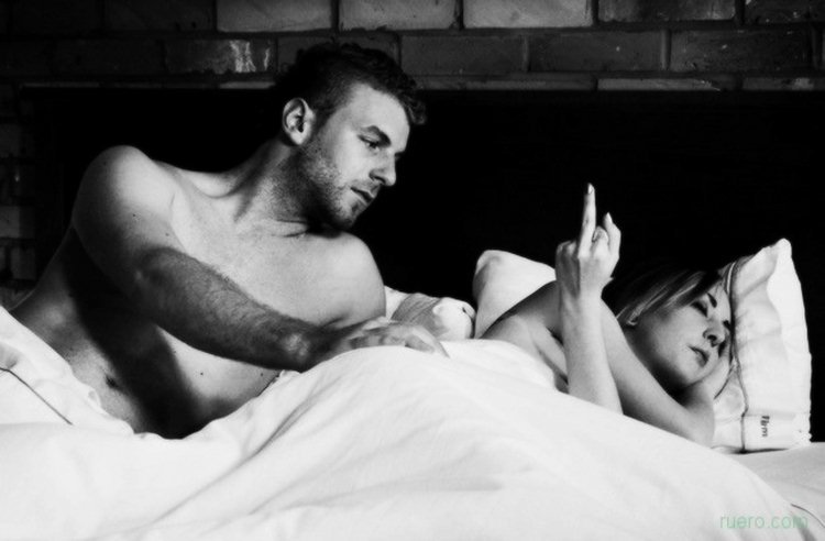 750x492, 43 Kb / постель, пара, фак, отказ, ч/б