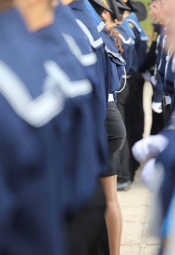 600x871, 77 Kb / строй, зад, торчит