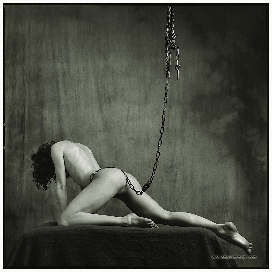 920x920, 222 Kb / ч/б, цепь, брюнетка, amelkovich