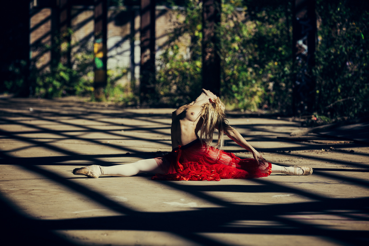 1280x853, 318 Kb / балерина, блондинка, красная, юбка, шпагат, растяжка