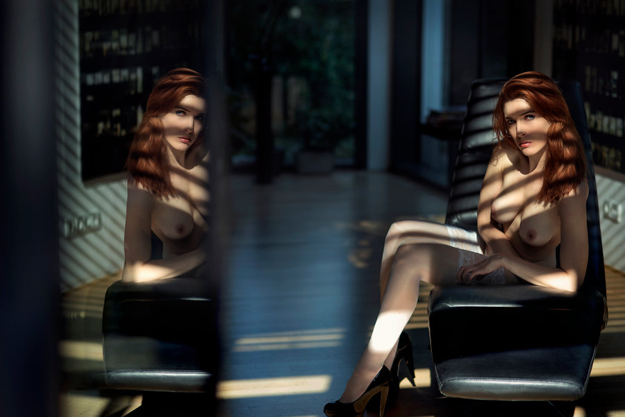 900x601, 78 Kb / рыжая, отражение, зеркало, кресло, misssouls