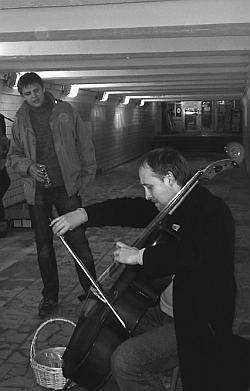 250x391, 61 Kb / виолончель, переход, музыкант, ч/б