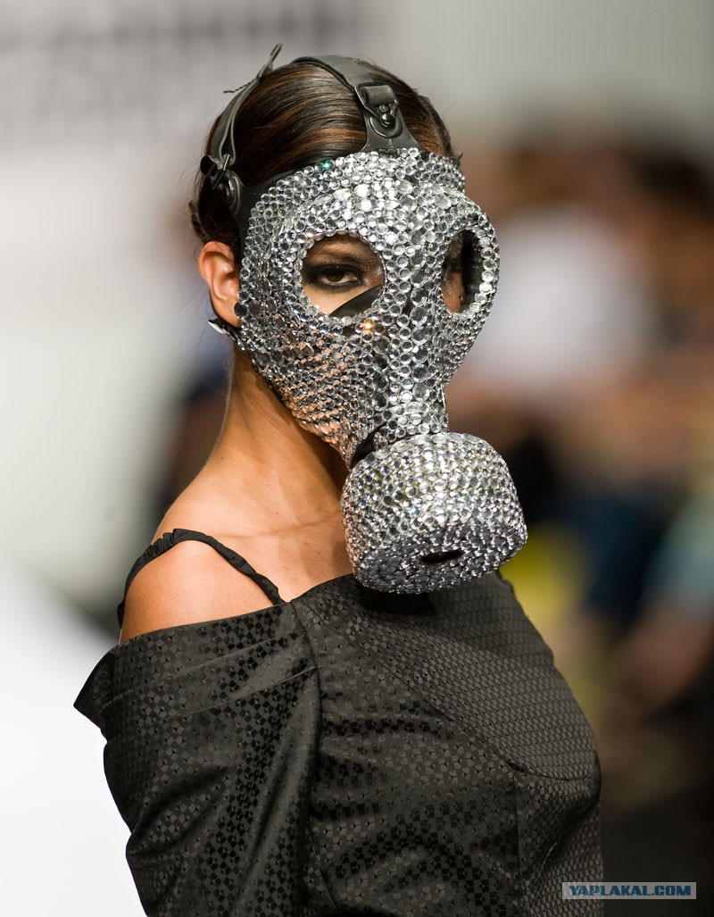 800x1027, 166 Kb / противогаз, стразы, платье