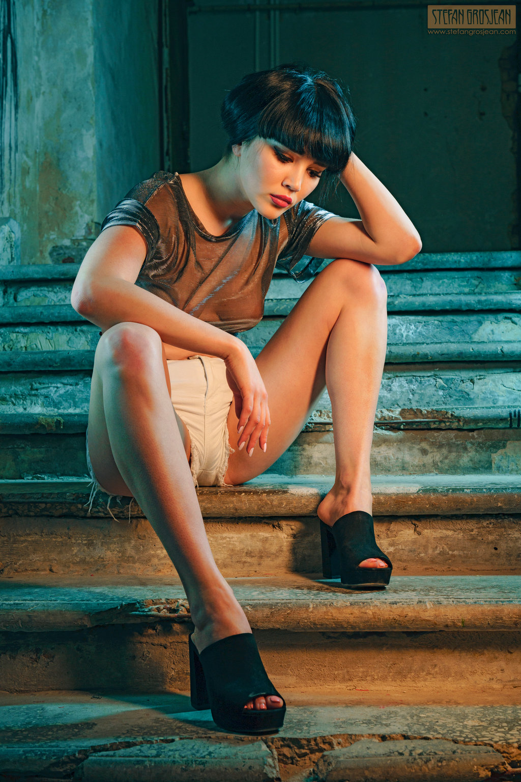 1024x1535, 397 Kb / брюнетка, лестница, туфли, шорты, stefangrosjean