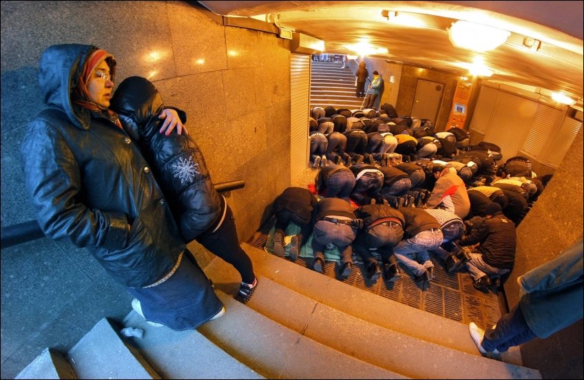 848x552, 121 Kb / молитва, переход, мусульмане, намаз, пробка, метро