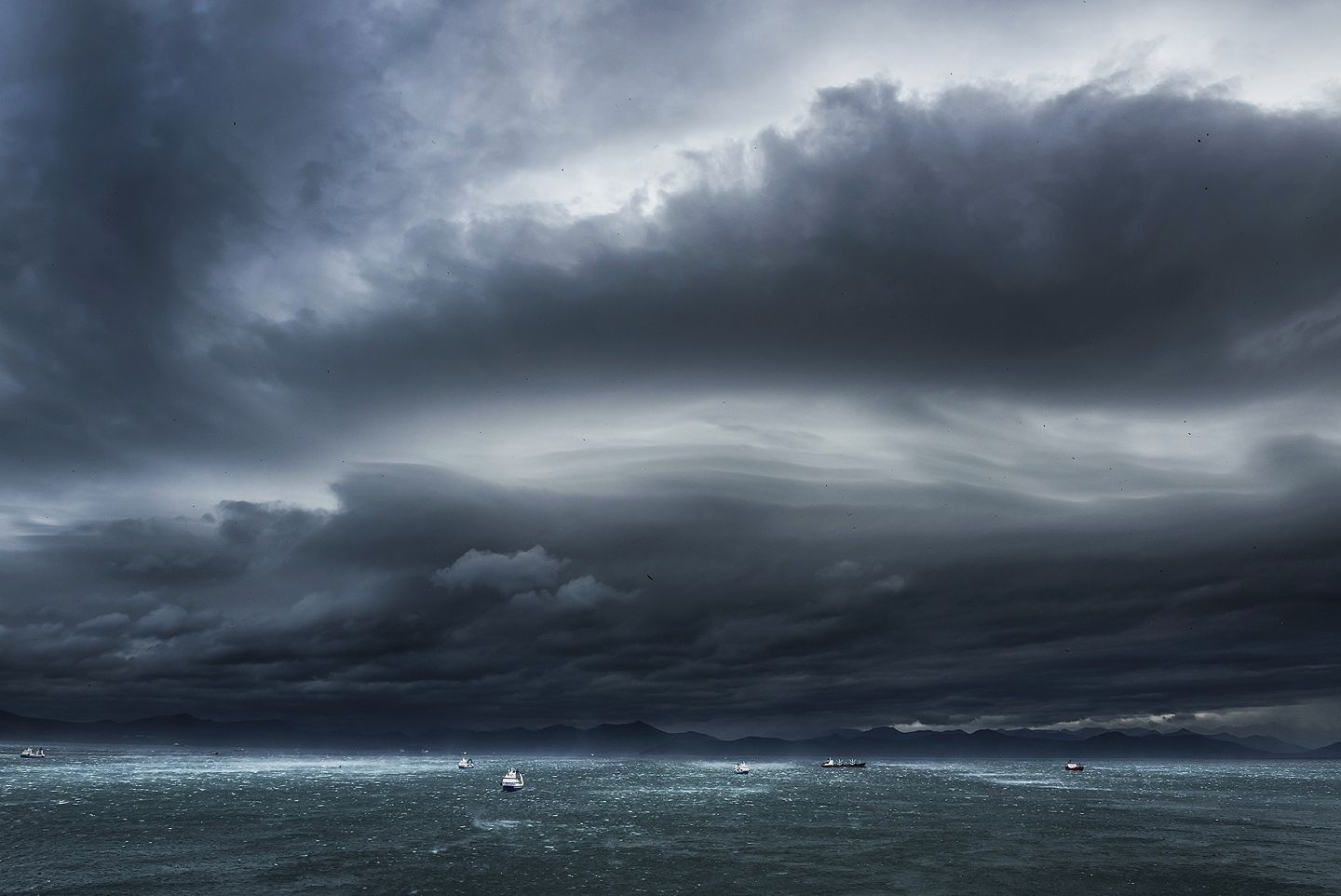 1440x962, 118 Kb / Камчатка, шторм,  Иван Дементиевский, корабли, море, небо, облака