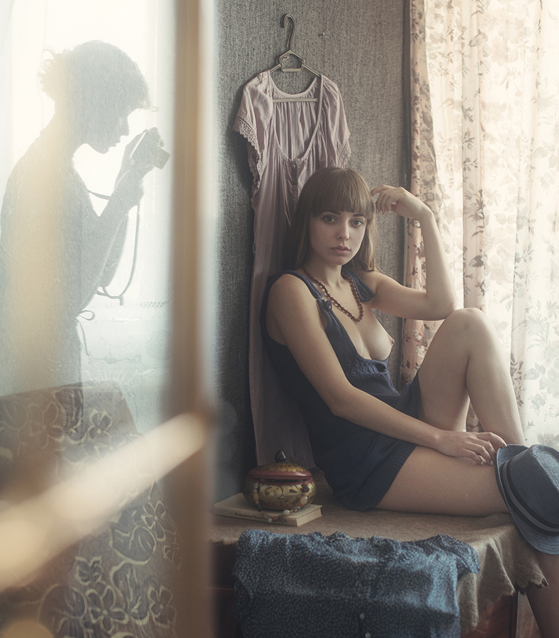 789x900, 459 Kb / отражение, тень, шляпа, фотоаппарат