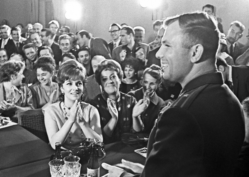 800x567, 146 Kb / гагарин, ч/б, восхищение