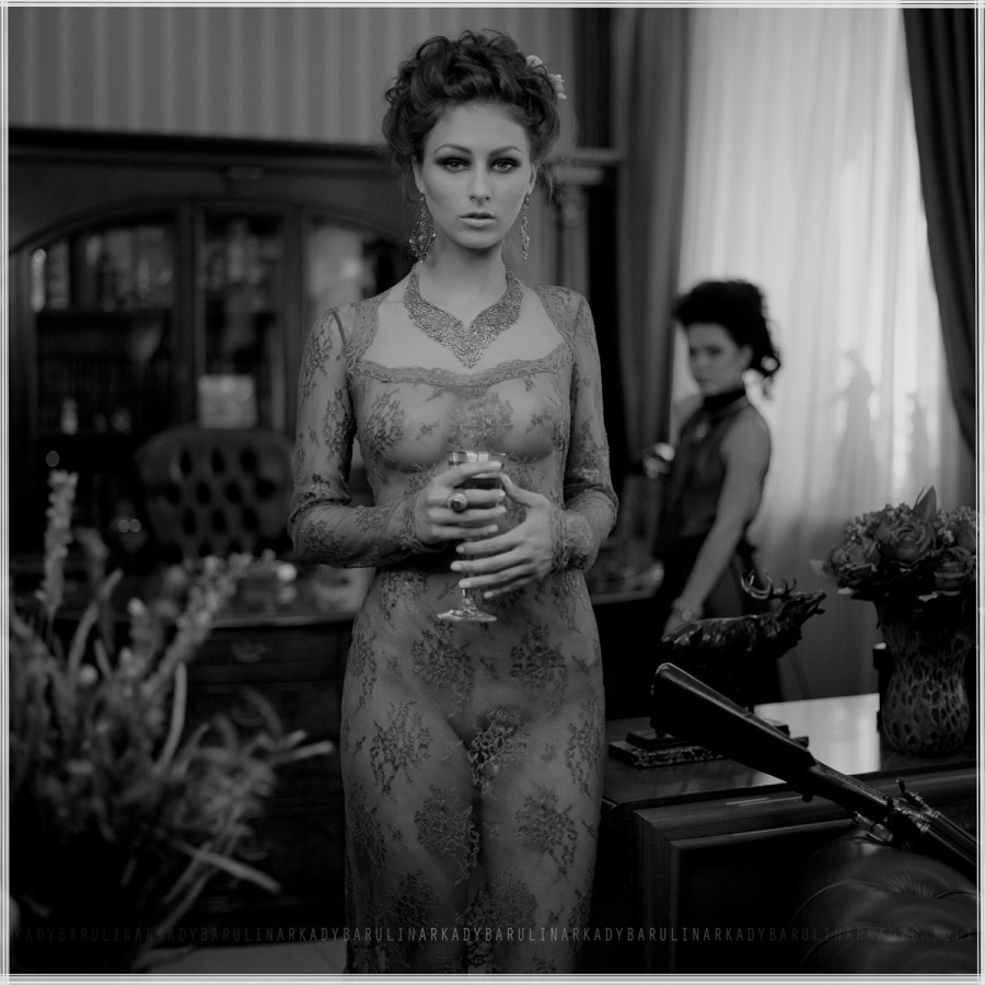 900x900, 131 Kb / прозрачное, платье, серьги, занавеска, двое, вино, бокал, Arkady, Barulin