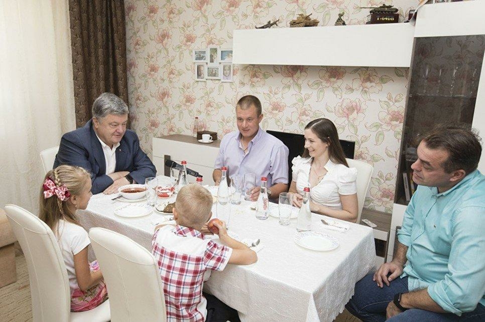 966x643, 303 Kb / Борщ, Порошенко, гость, семья, пусто, политота