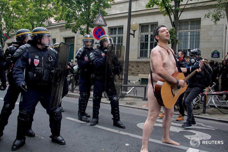 800x533, 90 Kb / мужик, голый, гитара, протест, улица, полиция, париж, reuters