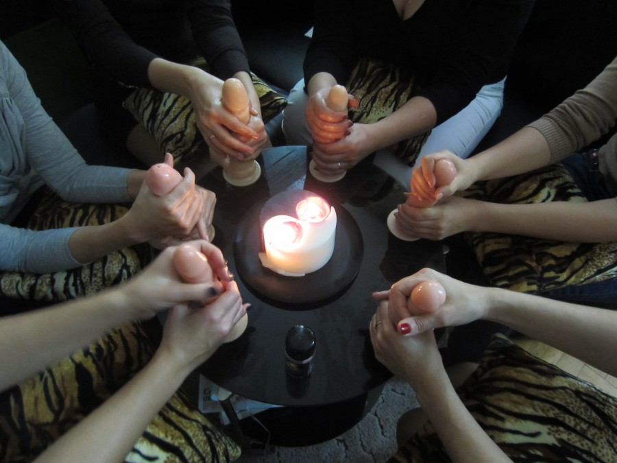 900x675, 108 Kb / алтарный стол, свечи, женщины, фаллоиммитаторы