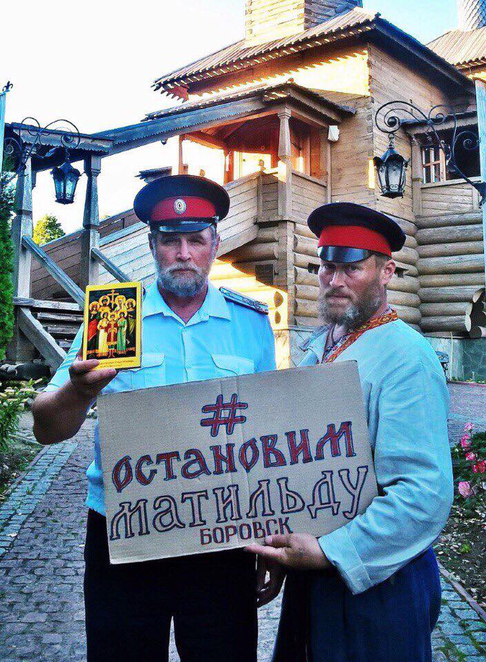 705x960, 158 Kb / бородатый, мужчина, угрюмый, казак, изба, икона, флешмоб, матильда, боровск, движение, борьба, седина в бороду, пидарасы у клоунов, пoлитoтa,