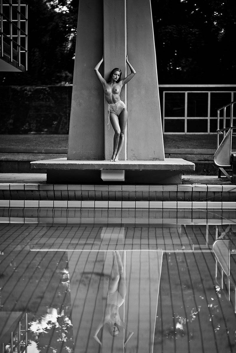 800x1199, 120 Kb / ч/б, отражение, бассейн