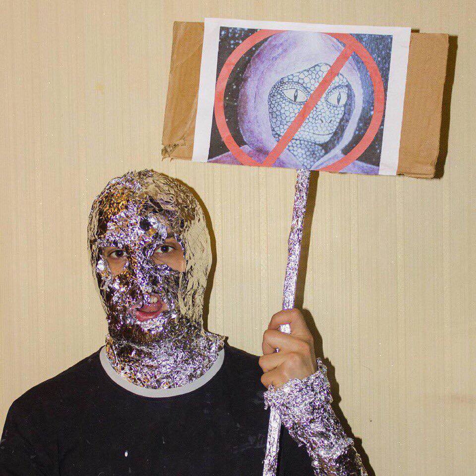 960x960, 147 Kb / фольга, чудак, рептилоид, долой