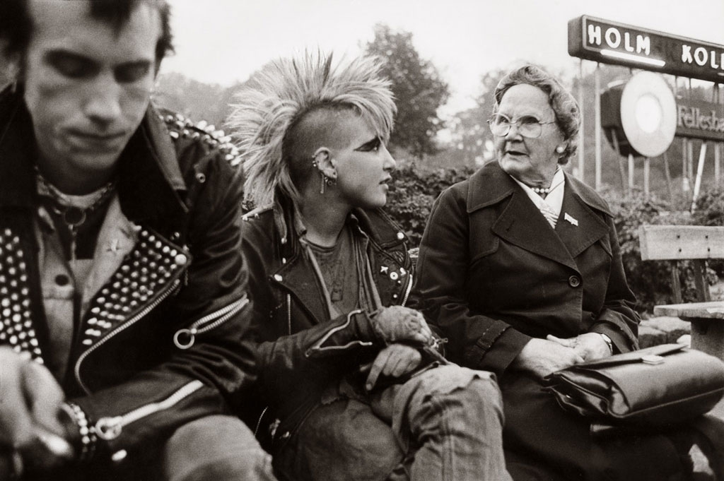 1024x681, 318 Kb / ирокез, панк, косуха, бабушка, германия, ч/б