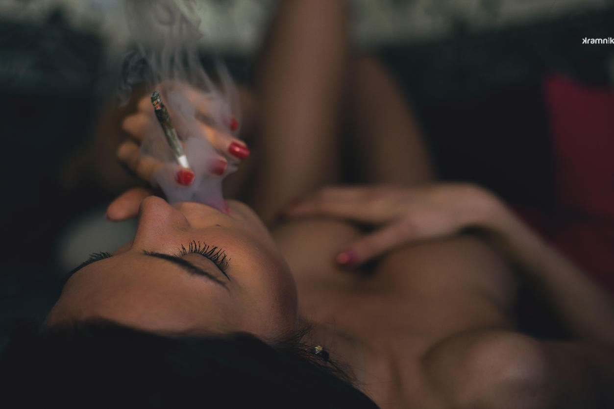 1253x835, 45 Kb / шмаль, трава, сигарета, голая, брюнетка, дым, курит