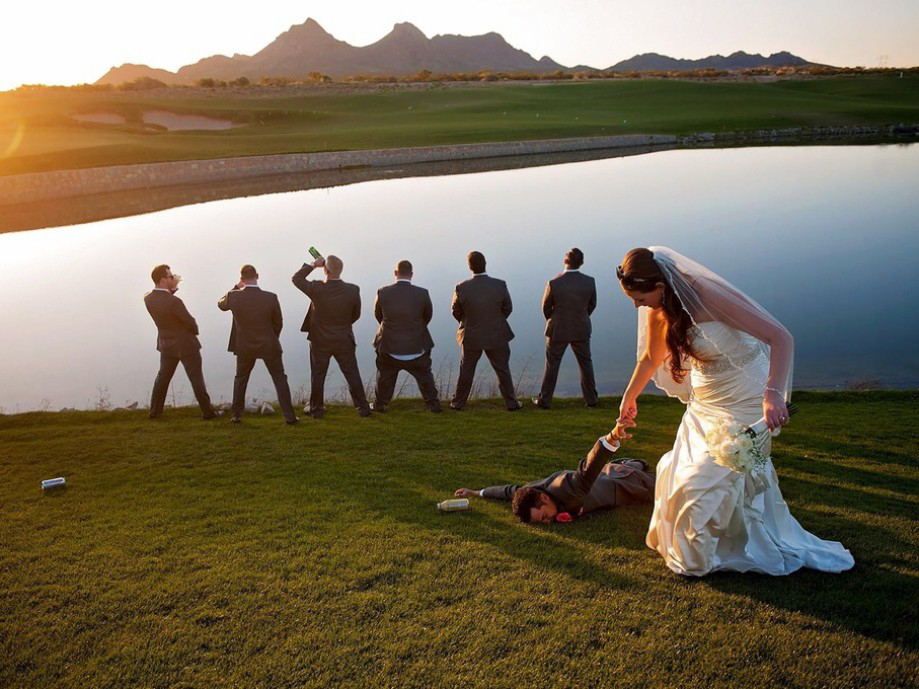 919x689, 451 Kb / невеста, букет, пьяный, розы, водка, озеро, горы