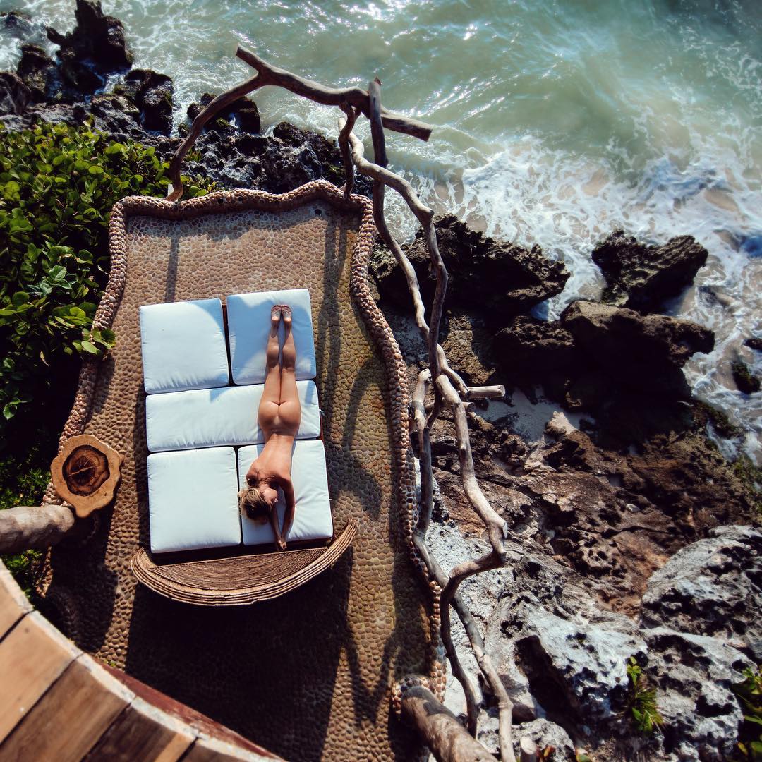 1080x1080, 235 Kb / попа, блондинка, река, кровать, ракурс, Сара Джин Андервуд, Sara Jean Underwood